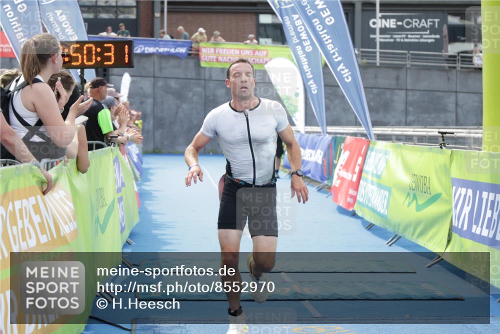 10.08.2025 - GEWOBA Citytriathlon Bremen H.Heesch http://msf.ph/oto/8552970 10.08.2025 13:50:35 Ziel 737 meine-sportfotos.de