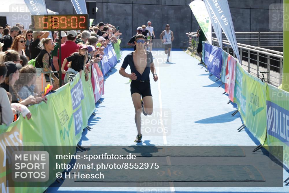 10.08.2025 - GEWOBA Citytriathlon Bremen H.Heesch http://msf.ph/oto/8552975 10.08.2025 15:09:05 Ziel 12, 42, 151 meine-sportfotos.de