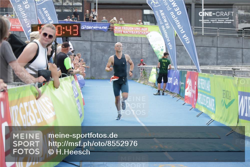 10.08.2025 - GEWOBA Citytriathlon Bremen H.Heesch http://msf.ph/oto/8552976 10.08.2025 13:50:47 Ziel 716 meine-sportfotos.de