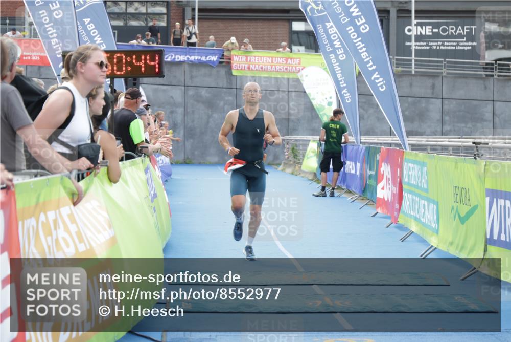 10.08.2025 - GEWOBA Citytriathlon Bremen H.Heesch http://msf.ph/oto/8552977 10.08.2025 13:50:47 Ziel 716 meine-sportfotos.de