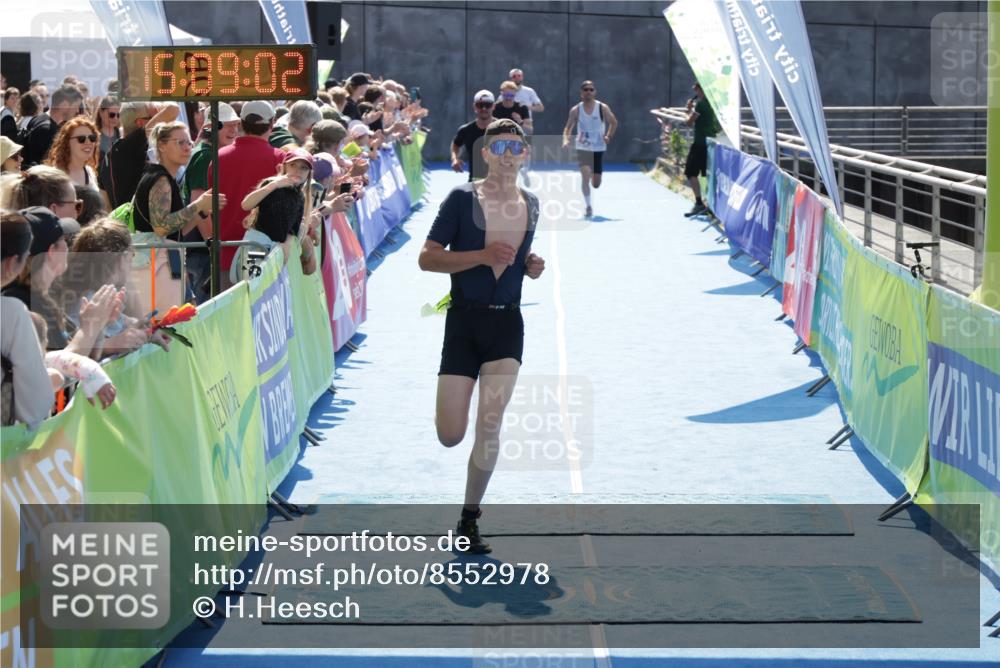10.08.2025 - GEWOBA Citytriathlon Bremen H.Heesch http://msf.ph/oto/8552978 10.08.2025 15:09:06 Ziel 12, 42, 44, 104, 151 meine-sportfotos.de