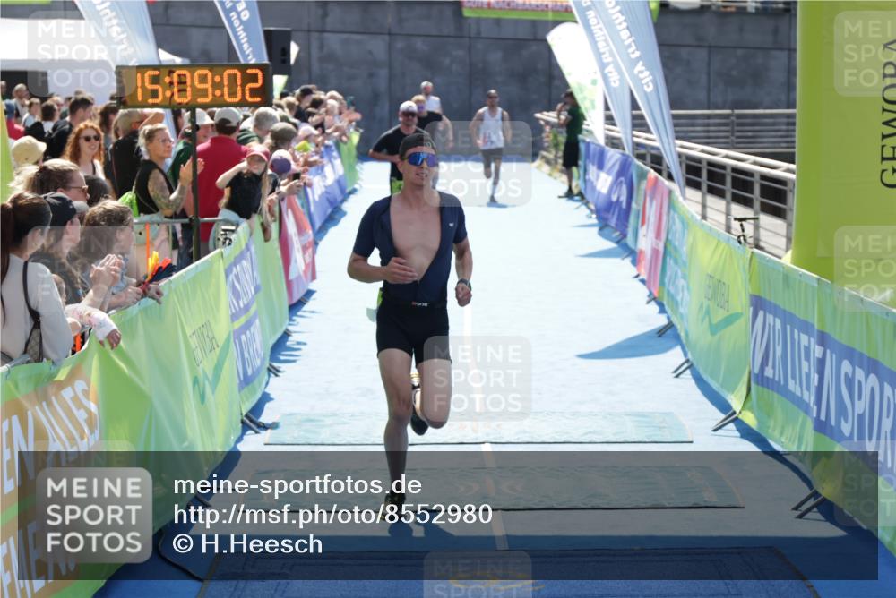 10.08.2025 - GEWOBA Citytriathlon Bremen H.Heesch http://msf.ph/oto/8552980 10.08.2025 15:09:06 Ziel 12, 42, 44, 104, 151 meine-sportfotos.de
