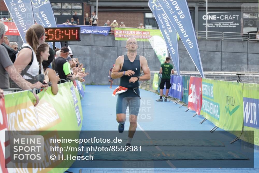 10.08.2025 - GEWOBA Citytriathlon Bremen H.Heesch http://msf.ph/oto/8552981 10.08.2025 13:50:48 Ziel 716 meine-sportfotos.de