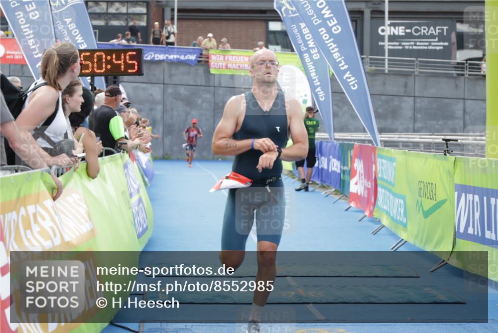 10.08.2025 - GEWOBA Citytriathlon Bremen H.Heesch http://msf.ph/oto/8552985 10.08.2025 13:50:48 Ziel 716 meine-sportfotos.de
