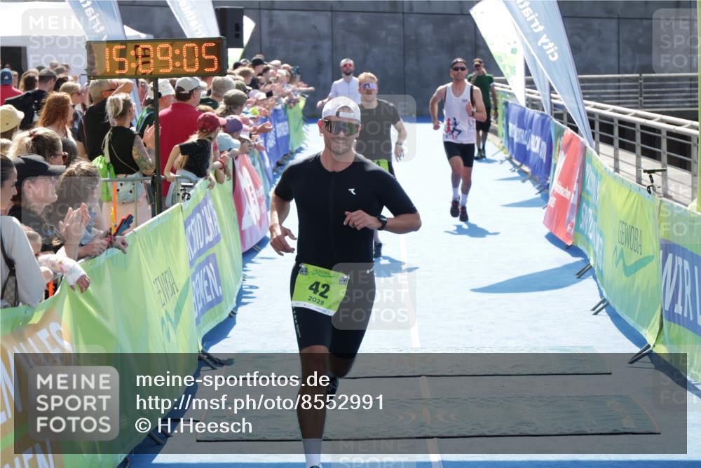 10.08.2025 - GEWOBA Citytriathlon Bremen H.Heesch http://msf.ph/oto/8552991 10.08.2025 15:09:09 Ziel 12, 26, 42, 44, 104, 151 meine-sportfotos.de