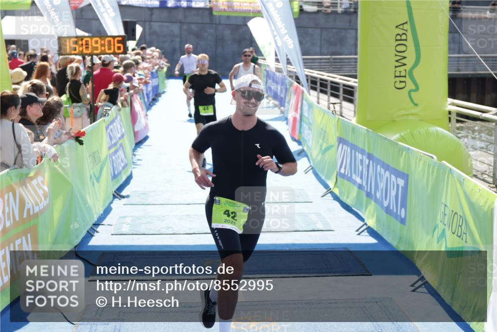 10.08.2025 - GEWOBA Citytriathlon Bremen H.Heesch http://msf.ph/oto/8552995 10.08.2025 15:09:10 Ziel 12, 26, 42, 44, 104, 151 meine-sportfotos.de
