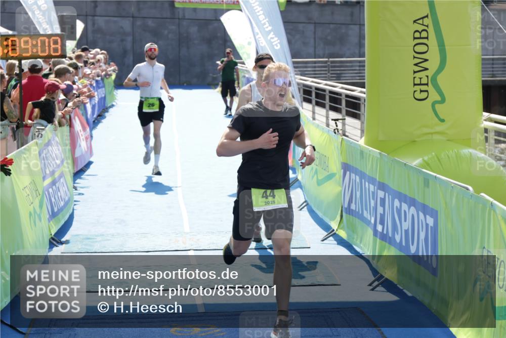 10.08.2025 - GEWOBA Citytriathlon Bremen H.Heesch http://msf.ph/oto/8553001 10.08.2025 15:09:12 Ziel 12, 26, 42, 44, 104 meine-sportfotos.de