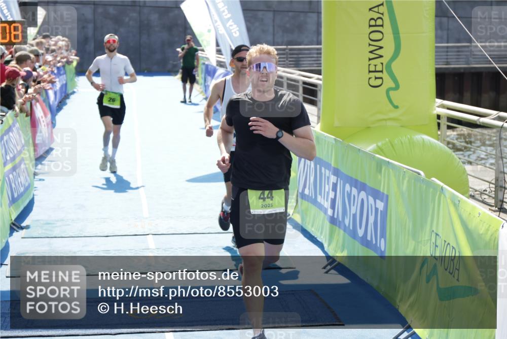 10.08.2025 - GEWOBA Citytriathlon Bremen H.Heesch http://msf.ph/oto/8553003 10.08.2025 15:09:12 Ziel 12, 26, 42, 44, 104 meine-sportfotos.de