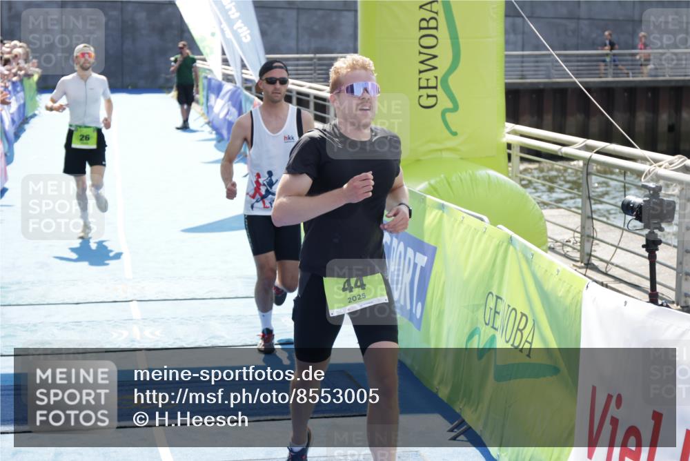 10.08.2025 - GEWOBA Citytriathlon Bremen H.Heesch http://msf.ph/oto/8553005 10.08.2025 15:09:12 Ziel 12, 26, 42, 44, 104 meine-sportfotos.de