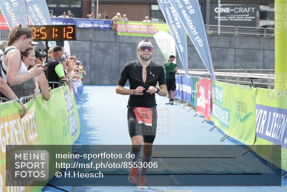 10.08.2025 - GEWOBA Citytriathlon Bremen H.Heesch http://msf.ph/oto/8553006 10.08.2025 13:51:15 Ziel 729 meine-sportfotos.de