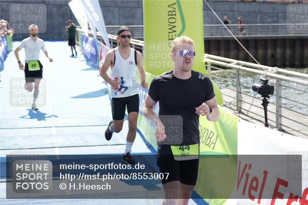 10.08.2025 - GEWOBA Citytriathlon Bremen H.Heesch http://msf.ph/oto/8553007 10.08.2025 15:09:12 Ziel 12, 26, 42, 44, 104 meine-sportfotos.de