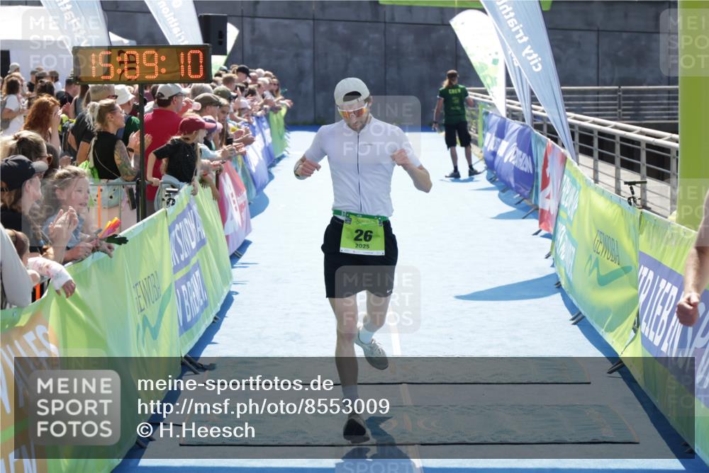 10.08.2025 - GEWOBA Citytriathlon Bremen H.Heesch http://msf.ph/oto/8553009 10.08.2025 15:09:14 Ziel 26, 42, 44, 104 meine-sportfotos.de