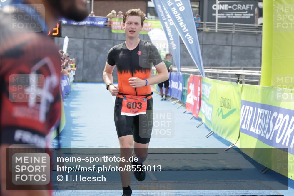 10.08.2025 - GEWOBA Citytriathlon Bremen H.Heesch http://msf.ph/oto/8553013 10.08.2025 13:51:37 Ziel 603 meine-sportfotos.de