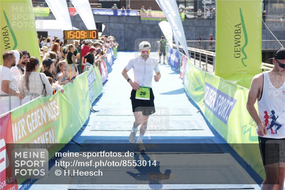 10.08.2025 - GEWOBA Citytriathlon Bremen H.Heesch http://msf.ph/oto/8553014 10.08.2025 15:09:14 Ziel 26, 42, 44, 104 meine-sportfotos.de