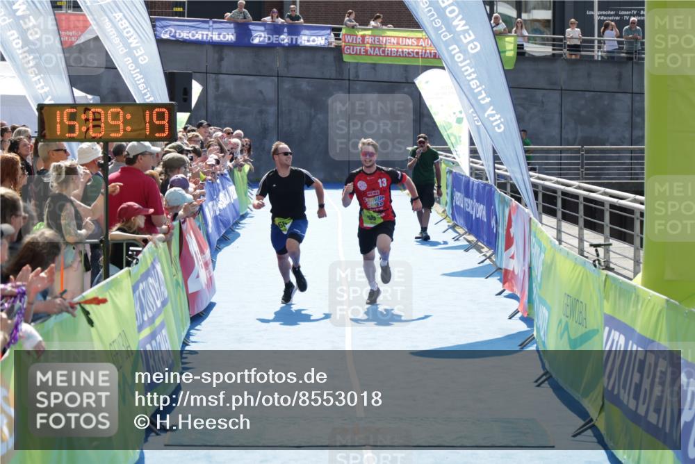 10.08.2025 - GEWOBA Citytriathlon Bremen H.Heesch http://msf.ph/oto/8553018 10.08.2025 15:09:23 Ziel 55, 66 meine-sportfotos.de