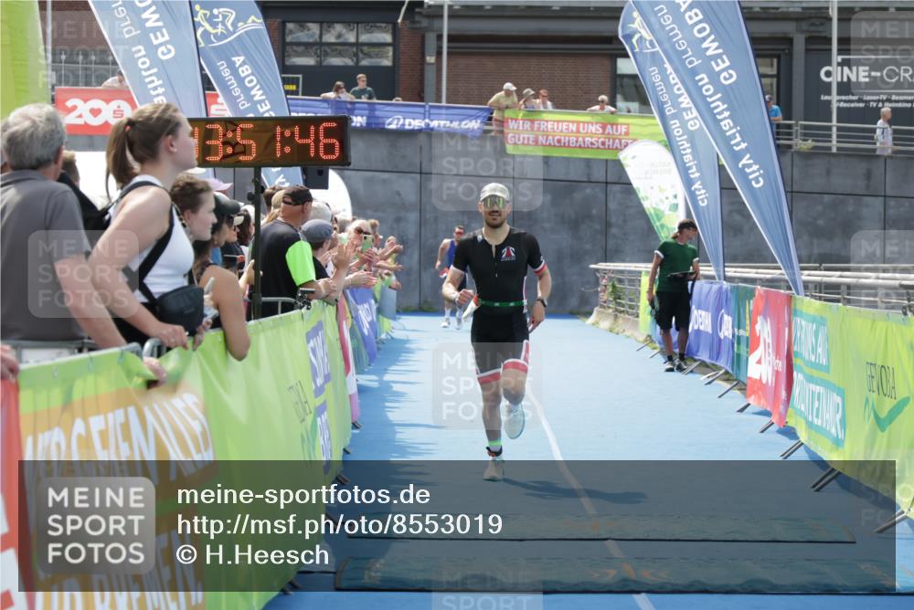 10.08.2025 - GEWOBA Citytriathlon Bremen H.Heesch http://msf.ph/oto/8553019 10.08.2025 13:51:49 Ziel 695 meine-sportfotos.de