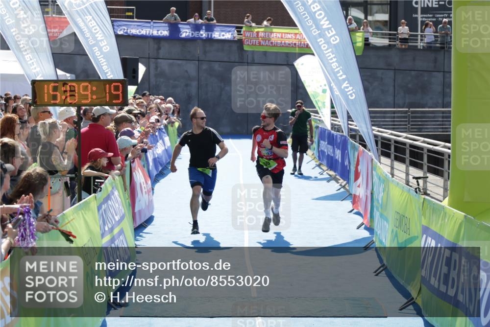 10.08.2025 - GEWOBA Citytriathlon Bremen H.Heesch http://msf.ph/oto/8553020 10.08.2025 15:09:23 Ziel 55, 66 meine-sportfotos.de