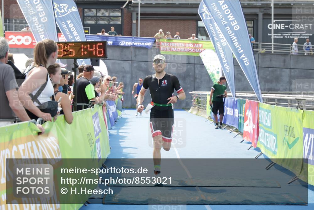 10.08.2025 - GEWOBA Citytriathlon Bremen H.Heesch http://msf.ph/oto/8553021 10.08.2025 13:51:50 Ziel 695 meine-sportfotos.de