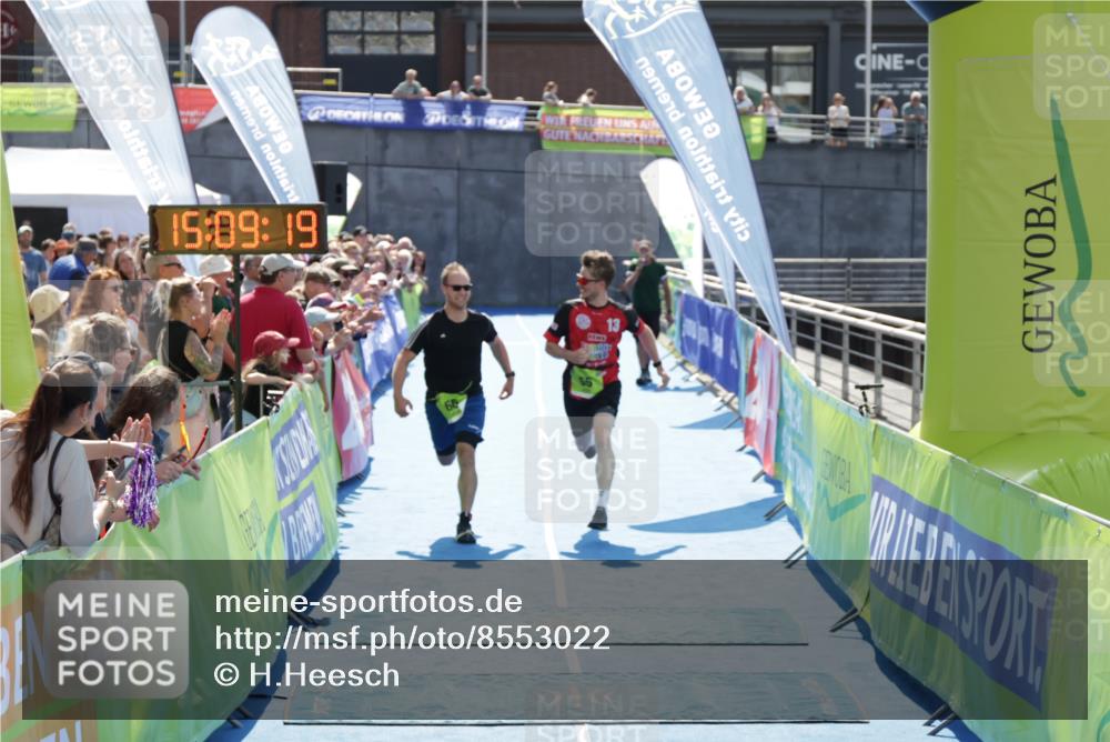 10.08.2025 - GEWOBA Citytriathlon Bremen H.Heesch http://msf.ph/oto/8553022 10.08.2025 15:09:23 Ziel 55, 66 meine-sportfotos.de