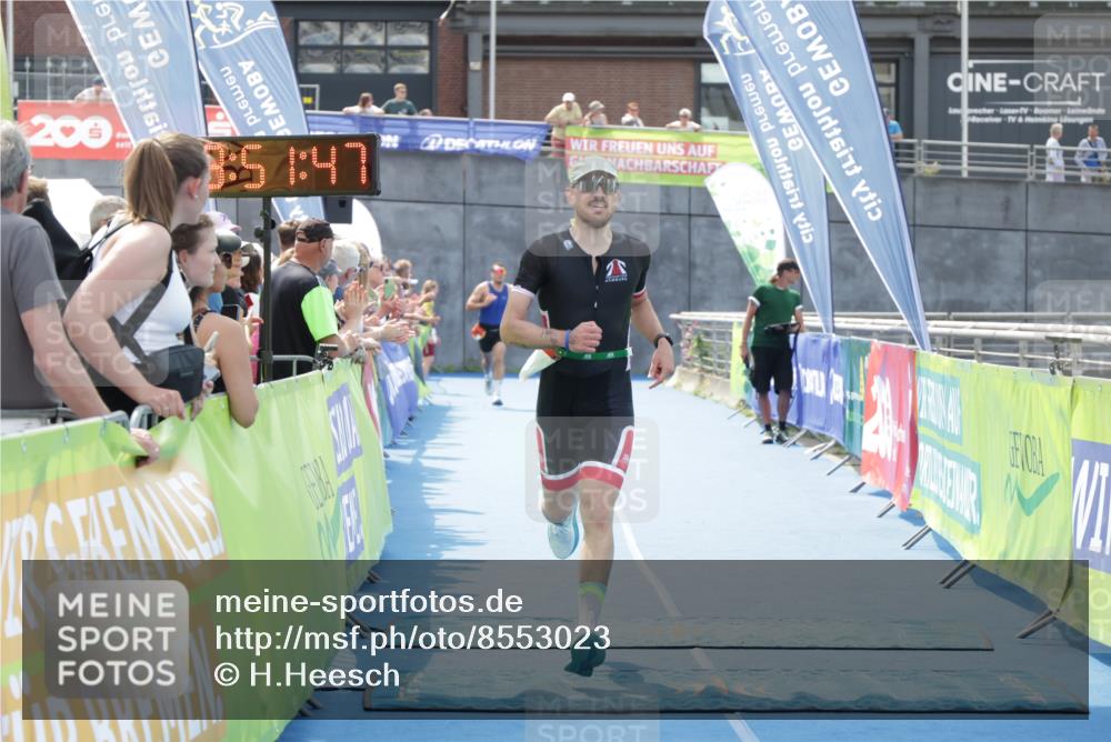 10.08.2025 - GEWOBA Citytriathlon Bremen H.Heesch http://msf.ph/oto/8553023 10.08.2025 13:51:50 Ziel 695 meine-sportfotos.de