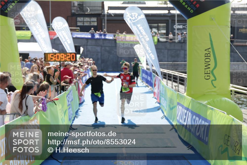 10.08.2025 - GEWOBA Citytriathlon Bremen H.Heesch http://msf.ph/oto/8553024 10.08.2025 15:09:24 Ziel 55, 66 meine-sportfotos.de