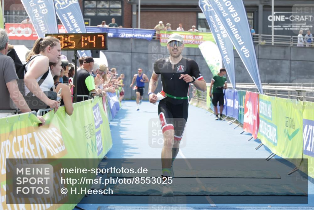 10.08.2025 - GEWOBA Citytriathlon Bremen H.Heesch http://msf.ph/oto/8553025 10.08.2025 13:51:50 Ziel 695 meine-sportfotos.de