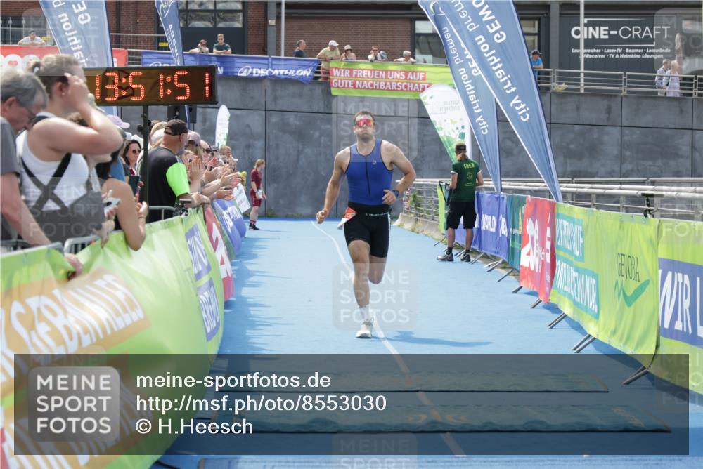 10.08.2025 - GEWOBA Citytriathlon Bremen H.Heesch http://msf.ph/oto/8553030 10.08.2025 13:51:54 Ziel 589, 695 meine-sportfotos.de