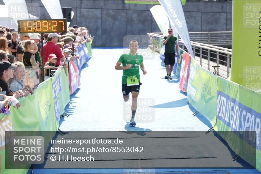 10.08.2025 - GEWOBA Citytriathlon Bremen H.Heesch http://msf.ph/oto/8553042 10.08.2025 15:09:31 Ziel 55, 66, 79 meine-sportfotos.de