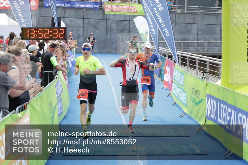 10.08.2025 - GEWOBA Citytriathlon Bremen H.Heesch http://msf.ph/oto/8553052 10.08.2025 13:52:35 Ziel 662, 830, 835 meine-sportfotos.de