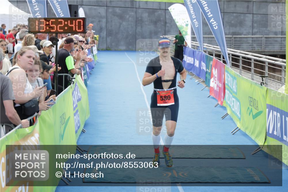 10.08.2025 - GEWOBA Citytriathlon Bremen H.Heesch http://msf.ph/oto/8553063 10.08.2025 13:52:43 Ziel 580, 662, 830, 835 meine-sportfotos.de