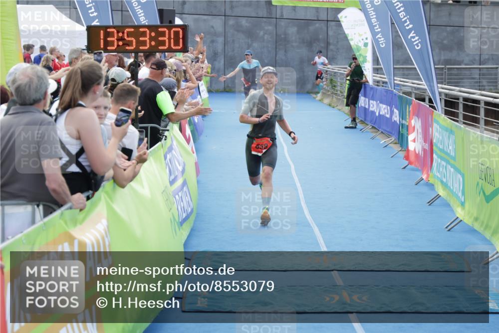 10.08.2025 - GEWOBA Citytriathlon Bremen H.Heesch http://msf.ph/oto/8553079 10.08.2025 13:53:34 Ziel 658, 690 meine-sportfotos.de