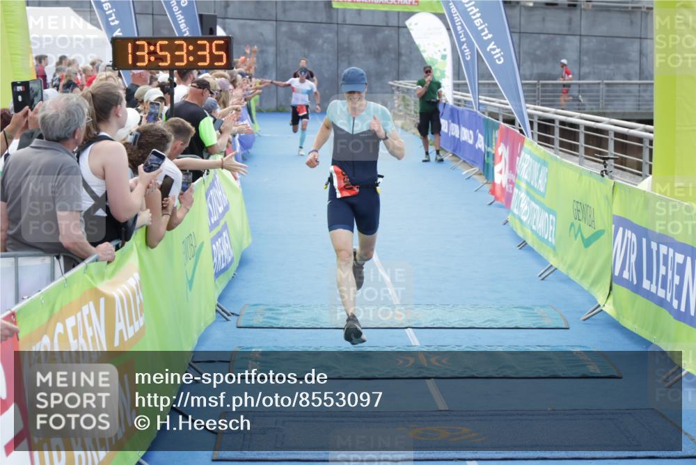 10.08.2025 - GEWOBA Citytriathlon Bremen H.Heesch http://msf.ph/oto/8553097 10.08.2025 13:53:39 Ziel 658, 690 meine-sportfotos.de