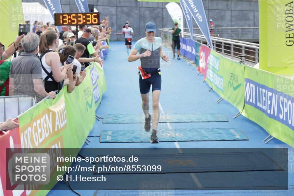 10.08.2025 - GEWOBA Citytriathlon Bremen H.Heesch http://msf.ph/oto/8553099 10.08.2025 13:53:39 Ziel 658, 690 meine-sportfotos.de