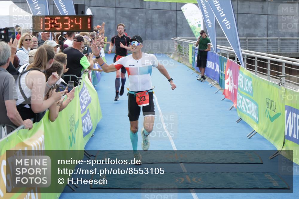 10.08.2025 - GEWOBA Citytriathlon Bremen H.Heesch http://msf.ph/oto/8553105 10.08.2025 13:53:44 Ziel 658, 672, 690, 723 meine-sportfotos.de