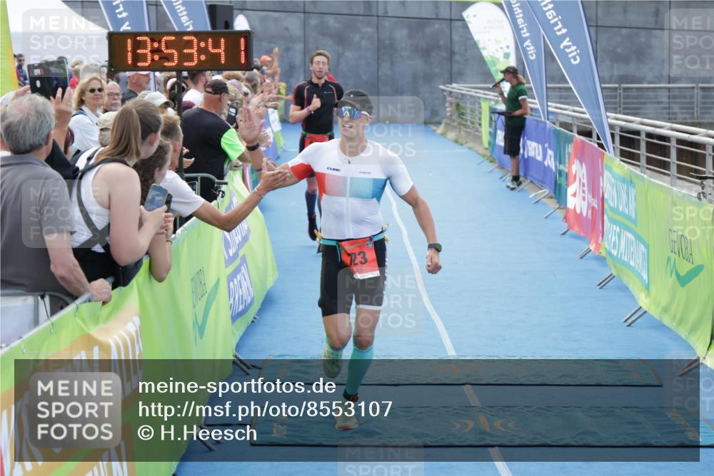 10.08.2025 - GEWOBA Citytriathlon Bremen H.Heesch http://msf.ph/oto/8553107 10.08.2025 13:53:45 Ziel 672, 690, 723 meine-sportfotos.de