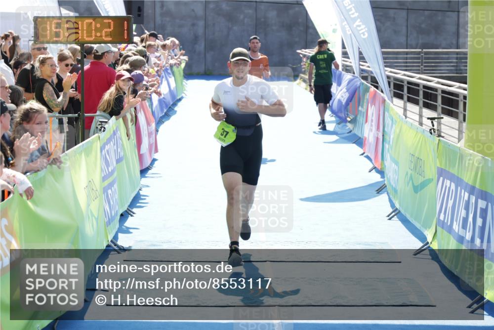10.08.2025 - GEWOBA Citytriathlon Bremen H.Heesch http://msf.ph/oto/8553117 10.08.2025 15:10:25 Ziel 37, 148, 264, 287 meine-sportfotos.de