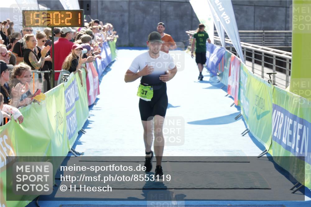 10.08.2025 - GEWOBA Citytriathlon Bremen H.Heesch http://msf.ph/oto/8553119 10.08.2025 15:10:25 Ziel 37, 148, 264, 287 meine-sportfotos.de