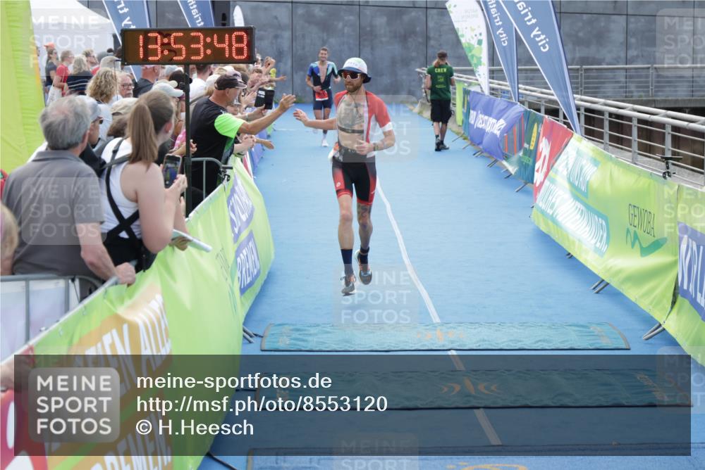 10.08.2025 - GEWOBA Citytriathlon Bremen H.Heesch http://msf.ph/oto/8553120 10.08.2025 13:53:52 Ziel 672, 705, 723, 755 meine-sportfotos.de