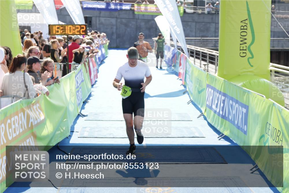 10.08.2025 - GEWOBA Citytriathlon Bremen H.Heesch http://msf.ph/oto/8553123 10.08.2025 15:10:26 Ziel 37, 148, 264, 287 meine-sportfotos.de