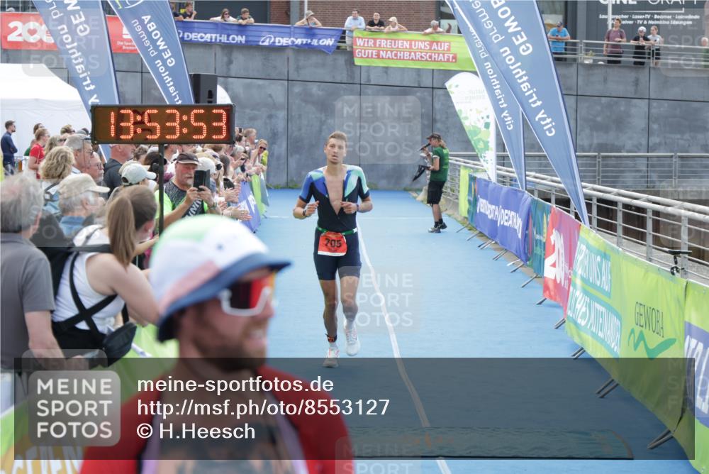 10.08.2025 - GEWOBA Citytriathlon Bremen H.Heesch http://msf.ph/oto/8553127 10.08.2025 13:53:56 Ziel 705, 755 meine-sportfotos.de