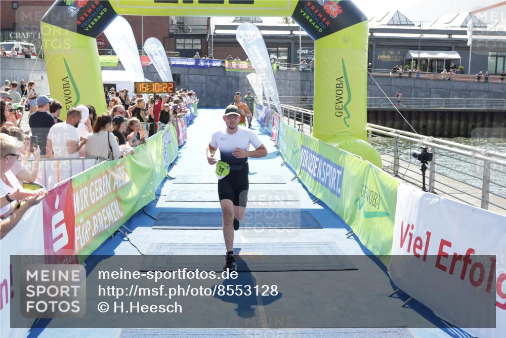 10.08.2025 - GEWOBA Citytriathlon Bremen H.Heesch http://msf.ph/oto/8553128 10.08.2025 15:10:26 Ziel 37, 148, 264, 287 meine-sportfotos.de