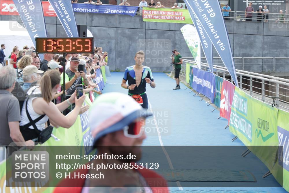 10.08.2025 - GEWOBA Citytriathlon Bremen H.Heesch http://msf.ph/oto/8553129 10.08.2025 13:53:57 Ziel 705, 755 meine-sportfotos.de