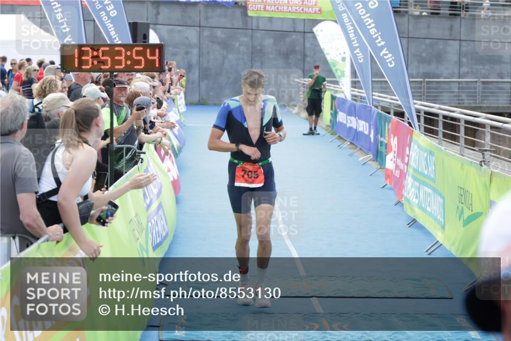 10.08.2025 - GEWOBA Citytriathlon Bremen H.Heesch http://msf.ph/oto/8553130 10.08.2025 13:53:58 Ziel 705, 755 meine-sportfotos.de