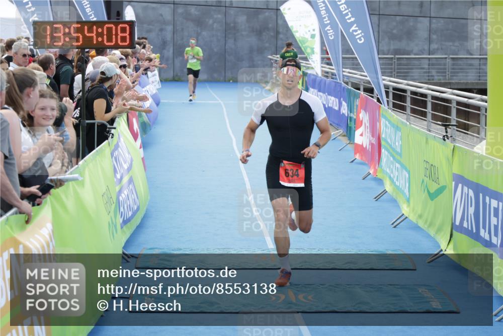 10.08.2025 - GEWOBA Citytriathlon Bremen H.Heesch http://msf.ph/oto/8553138 10.08.2025 13:54:12 Ziel 634 meine-sportfotos.de