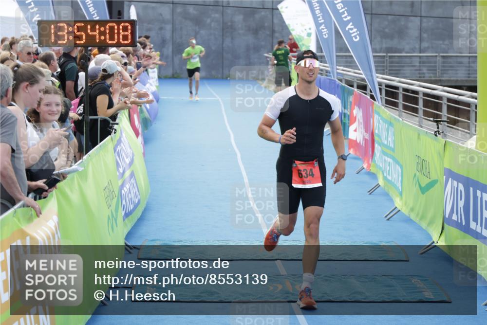 10.08.2025 - GEWOBA Citytriathlon Bremen H.Heesch http://msf.ph/oto/8553139 10.08.2025 13:54:12 Ziel 634 meine-sportfotos.de