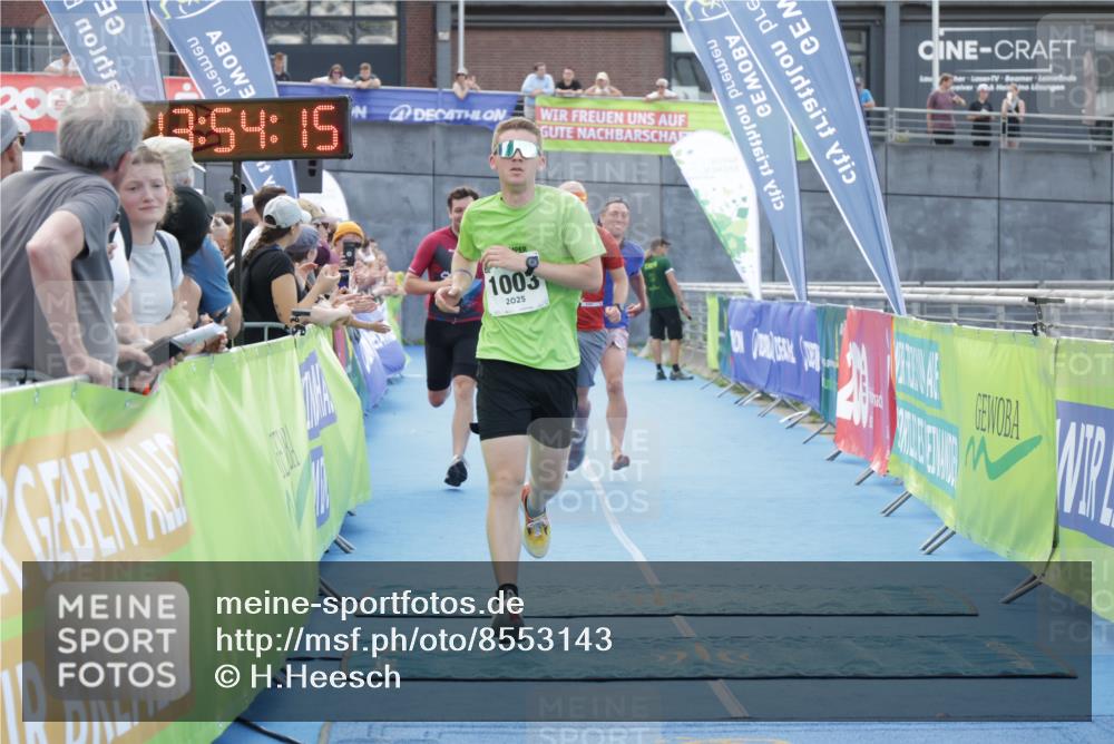 10.08.2025 - GEWOBA Citytriathlon Bremen H.Heesch http://msf.ph/oto/8553143 10.08.2025 13:54:19 Ziel 634, 1003, 1012 meine-sportfotos.de