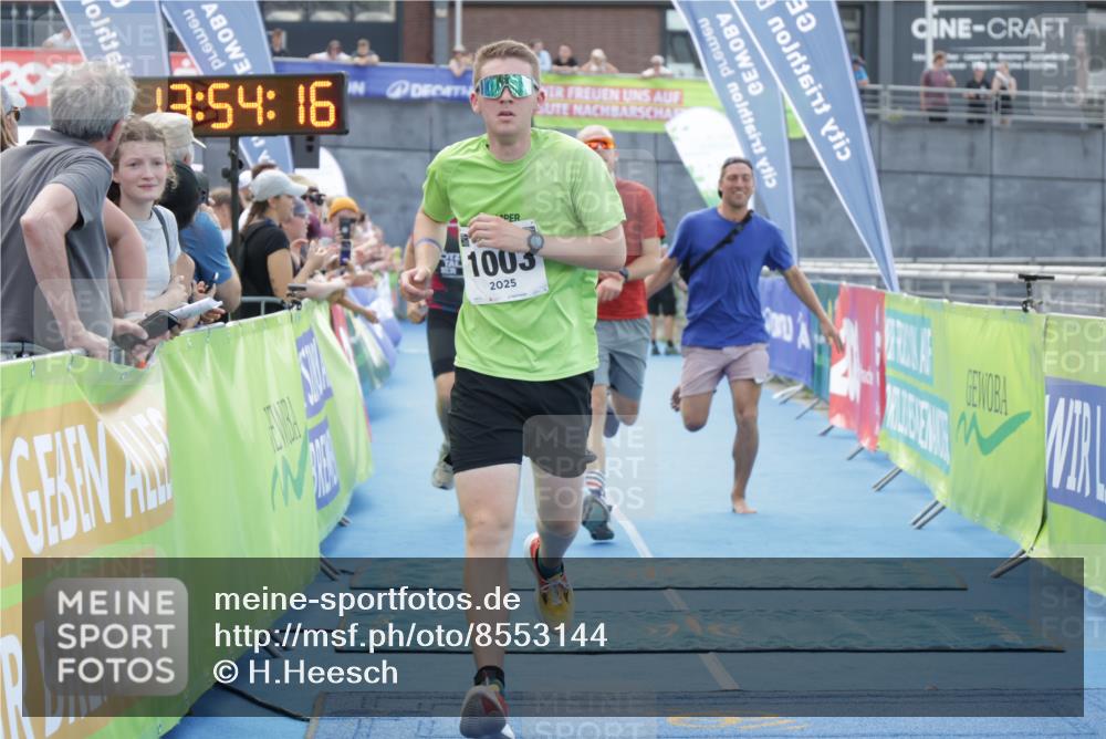 10.08.2025 - GEWOBA Citytriathlon Bremen H.Heesch http://msf.ph/oto/8553144 10.08.2025 13:54:20 Ziel 1003, 1012 meine-sportfotos.de