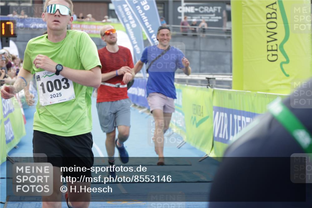10.08.2025 - GEWOBA Citytriathlon Bremen H.Heesch http://msf.ph/oto/8553146 10.08.2025 13:54:21 Ziel 1003, 1012 meine-sportfotos.de