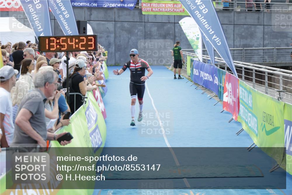10.08.2025 - GEWOBA Citytriathlon Bremen H.Heesch http://msf.ph/oto/8553147 10.08.2025 13:54:26 Ziel 563, 1003, 1012 meine-sportfotos.de