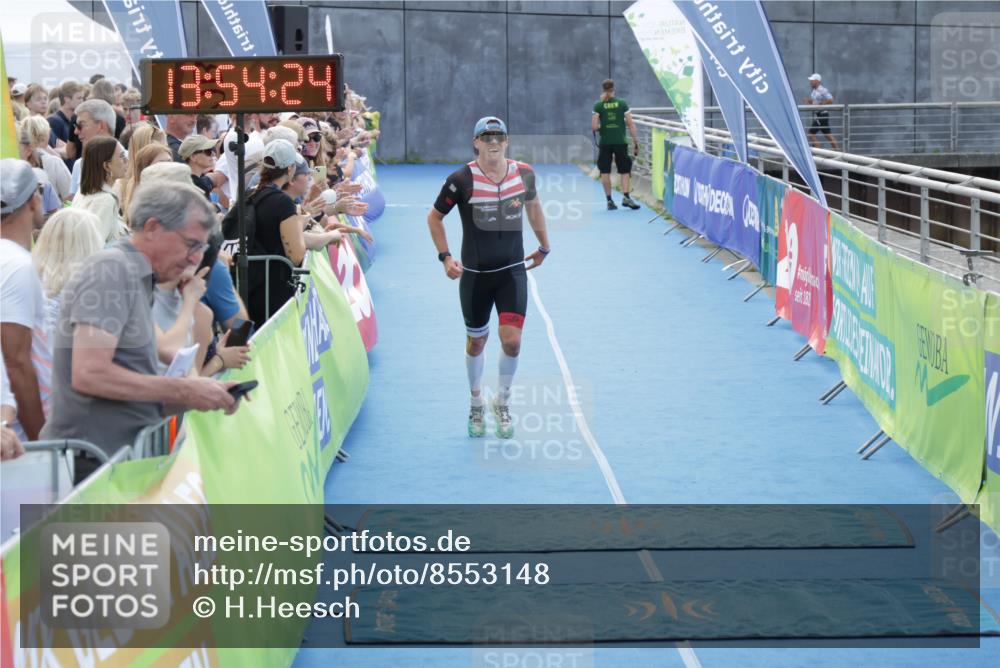 10.08.2025 - GEWOBA Citytriathlon Bremen H.Heesch http://msf.ph/oto/8553148 10.08.2025 13:54:27 Ziel 563, 1003, 1012 meine-sportfotos.de